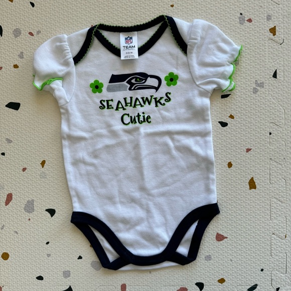 0-3M Seattle Seahawks NFL baby girl onesie lot - Picture 5 of 5